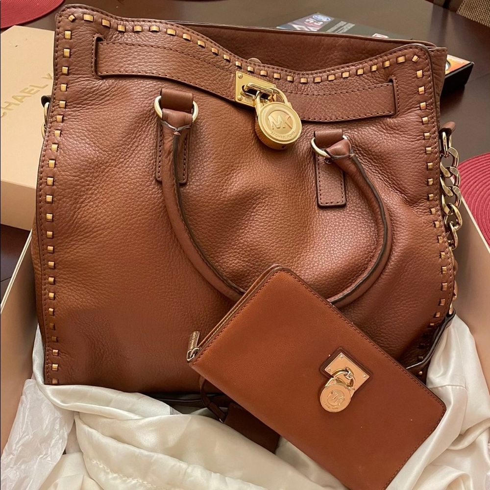 Authentic Micheal Kors purse and wallet!